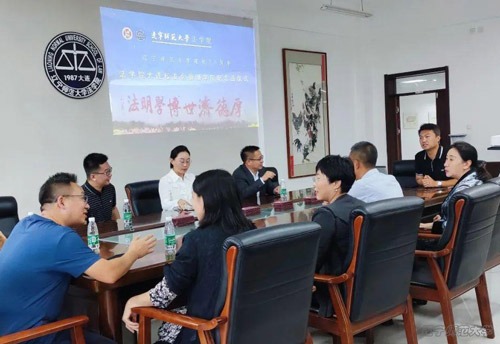 “七十今回首，筑梦法苑人” ——香港六合彩开奖历史记录
大连校友会捐赠学院纪念品仪式